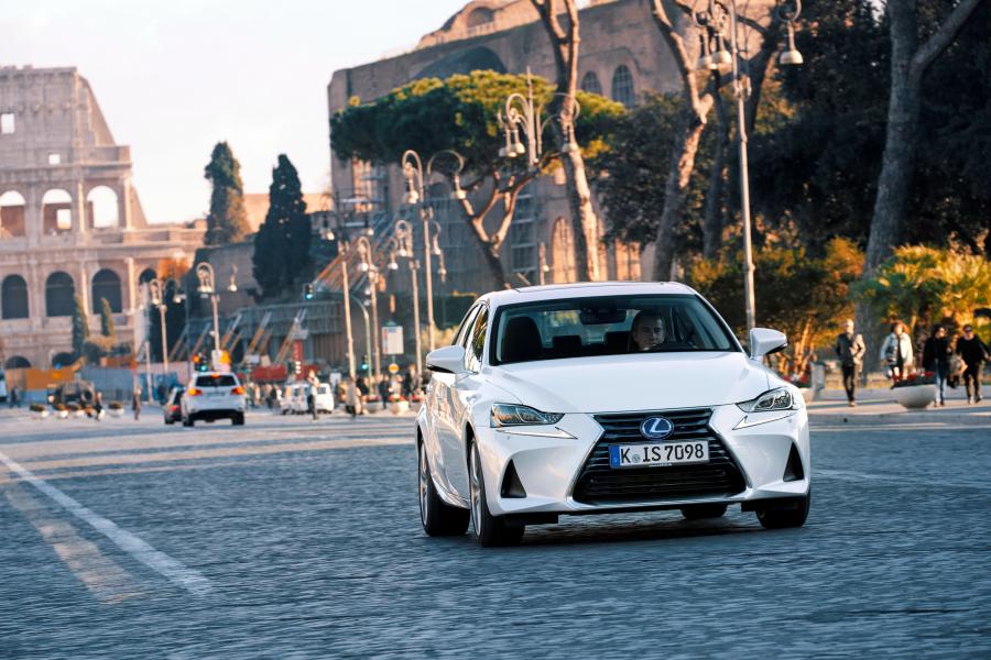  Lexus IS300h 2016 года  (WW) (фото 23 из 28)